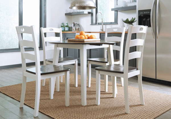 Woodanville White 5pc. Round Dining Set
